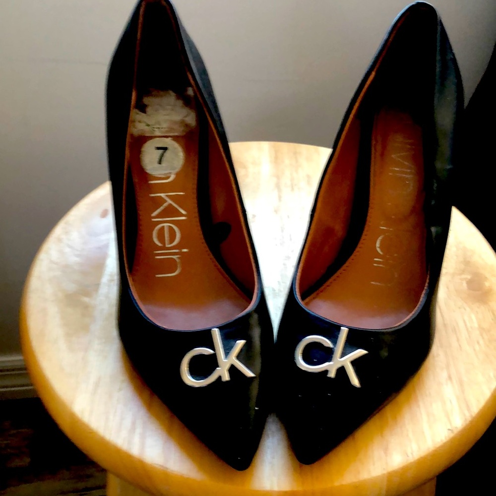 NEW Calvin Klein Greta Black Logo Branded Hardware 4” Heel Pumps Sz 7